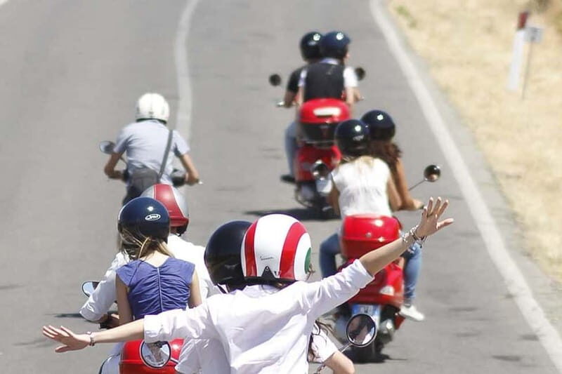 From Siena/Badesse: Vespa & Chianti Tour in the Tuscan Hills - Castellina in Chianti: One Hour to Wander, Photo, Repeat