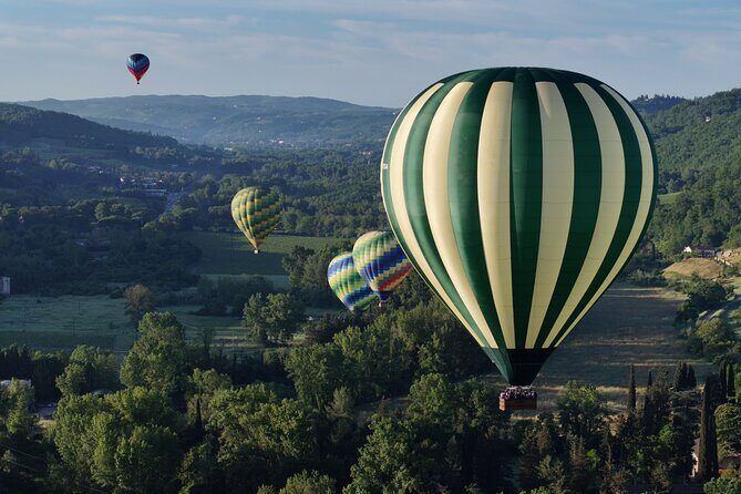 Hot air balloon over the hills of Pienza, Montalcino and Val D'Orcia - Why this sunrise balloon over Pienza and Montalcino feels special