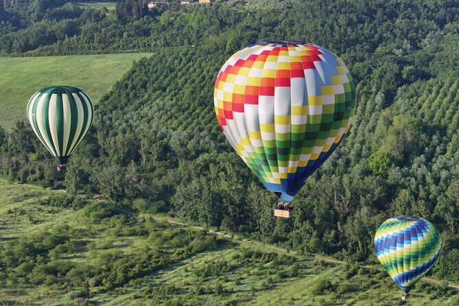 Hot air balloon over the hills of Pienza, Montalcino and Val D'Orcia - What to expect when the wind changes everything