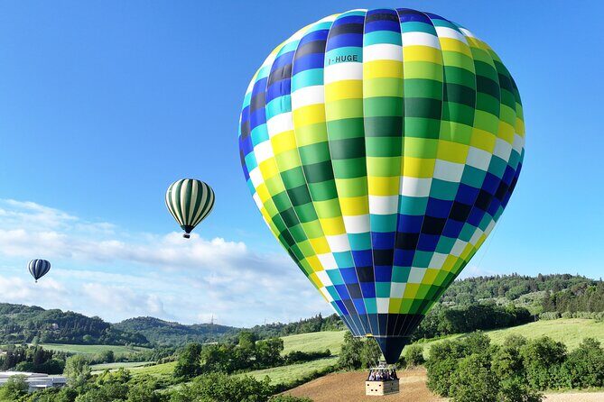 Hot air balloon over the hills of Pienza, Montalcino and Val D'Orcia - The service style you’re paying for (and why it matters)