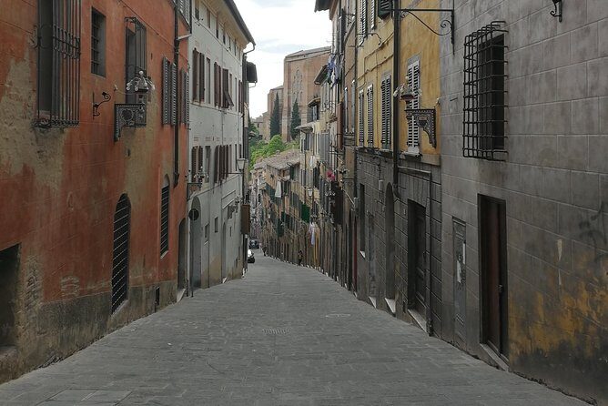 Let's discover Siena! - The walk itself: cobblestones, slopes, and the real Siena tempo