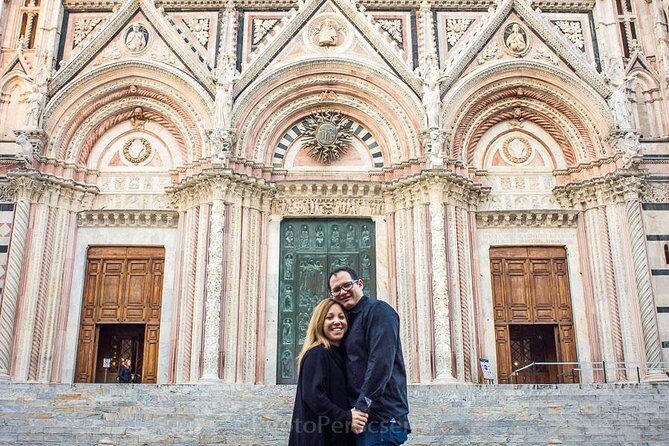 Private Photo Shoot in Siena - The Style You Can Expect: Natural Poses and Real Comfort