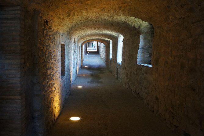 Private Siena to Florence Chianti and San Gimignano Transfer Tour - 9:30am Pickup and Monteriggioni’s Fortress-Wall Reality