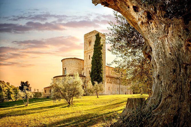 San Gimignano, Chianti, and Montalcino Day Trip from Siena - Monteriggioni and the fort-town feel: a quick culture hit