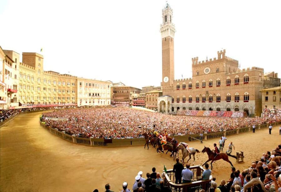 Siena: City Tour in German - Via Banchi di Sopra: the Via Francigena feel in your legs