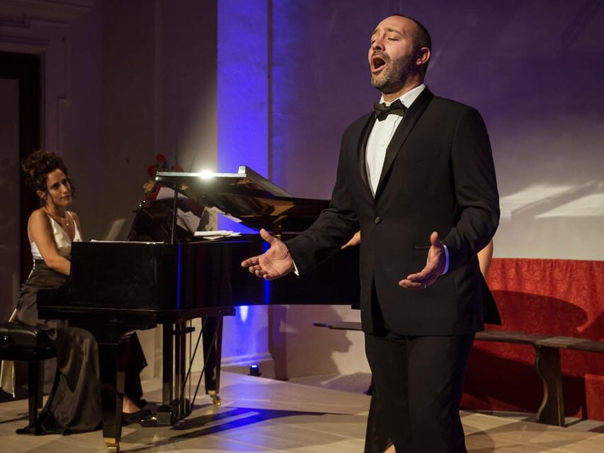 Siena: Italian Opera Concert in the heart of the City - Intermission drinks: a simple Siena touch that changes the mood