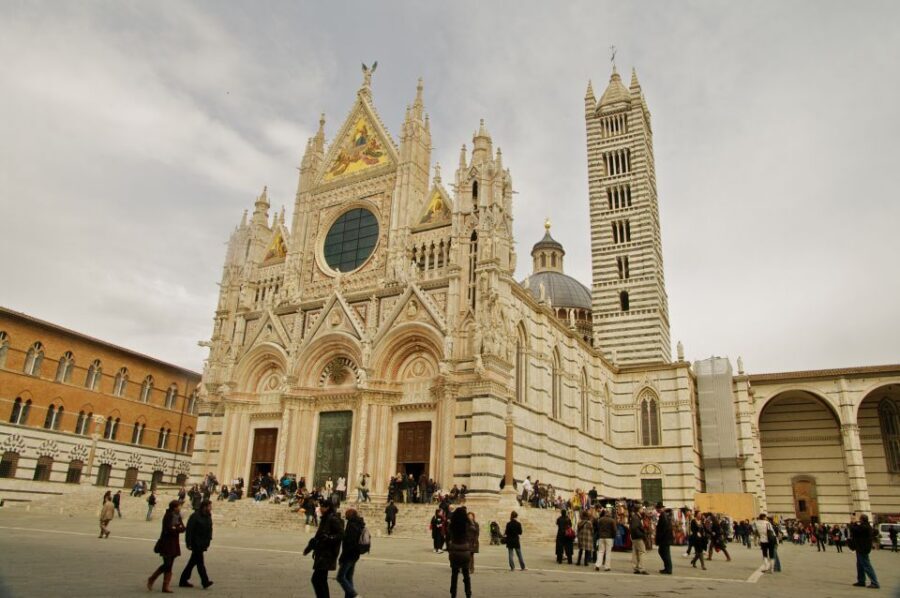 Siena: Palio Walking Tour - Traditional cafe tasting: panforte, ricciarelli, cavallucci, Vin Santo