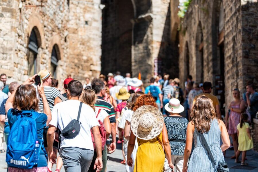Siena: Private City Highlights Walking Tour - Fonte Gaia: small details that make Siena feel human