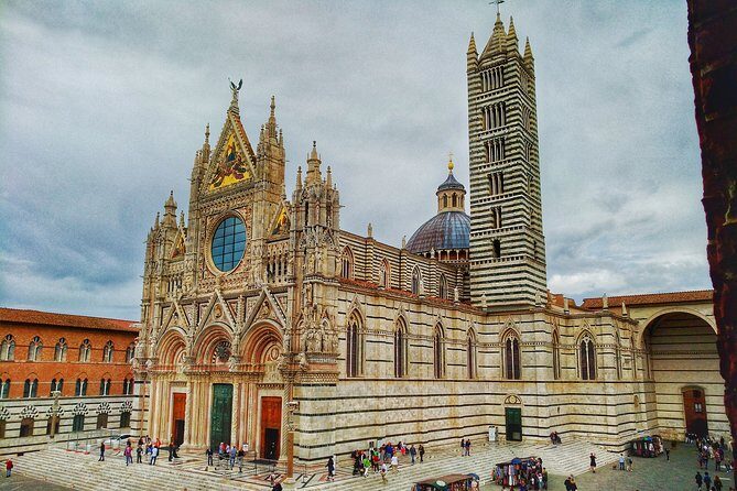 Siena private guided tour for families - Via Banchi di Sopra: Walking the Via Francigena Axis