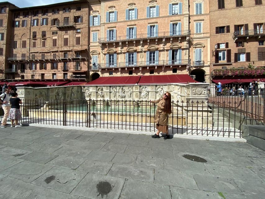 Siena: private tour of the treasure chest of Tuscany - Piazza del Campo and Palazzo Pubblico: Siena’s Main Stage