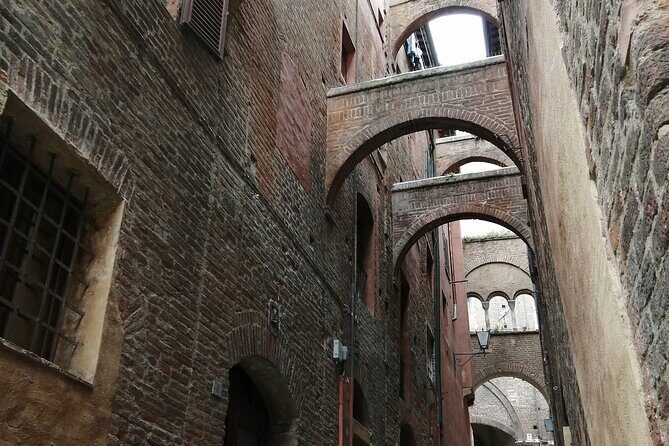 Skip the Line: Siena Duomo and City Walking Tour - Palazzo Chigi Saracini: what to notice when you only see the outside