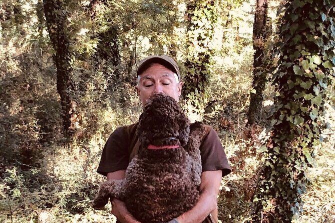 Truffle Hunting in Tuscany - Seeing Ugo and Whiskey work the search