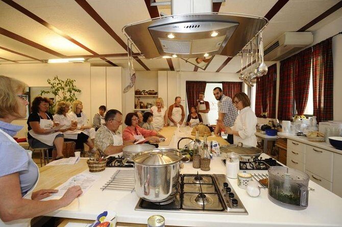 Tuscan Cooking Class in Central Siena - English guidance and group size: how your experience is likely to feel